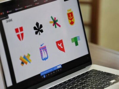 екран ноутбука з логотипами