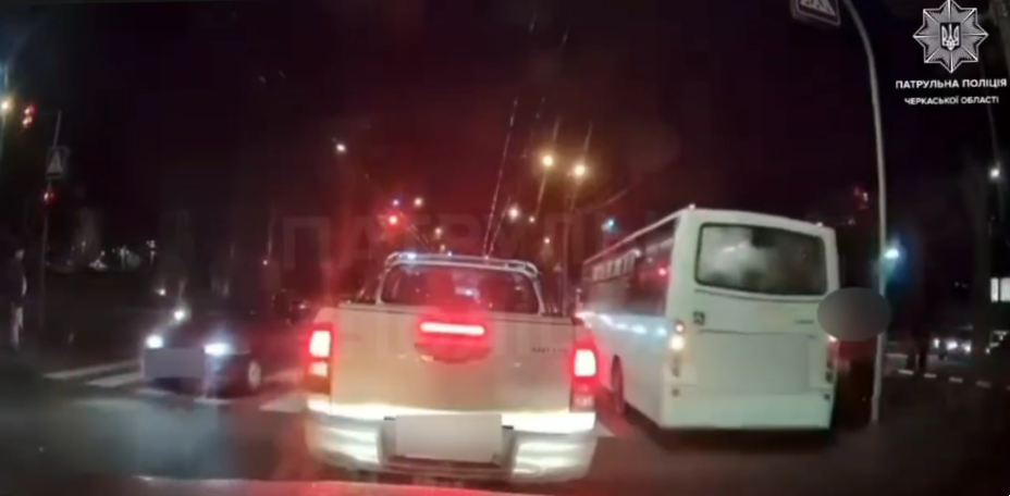 водій маршрутки проїхав на "червоний"