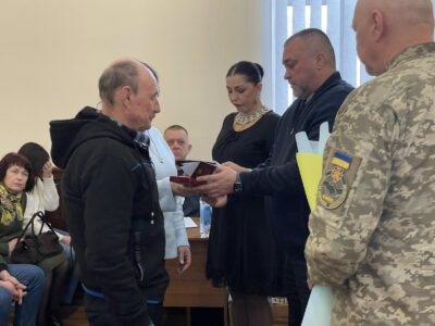 передають нагороду родина у Чорнобаївській громаді