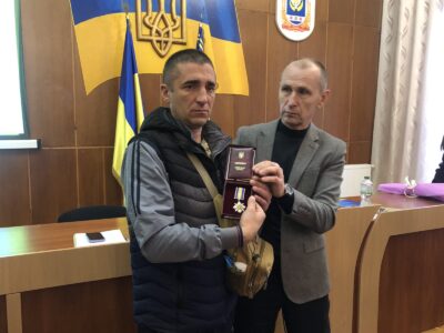 Вручають нагороду