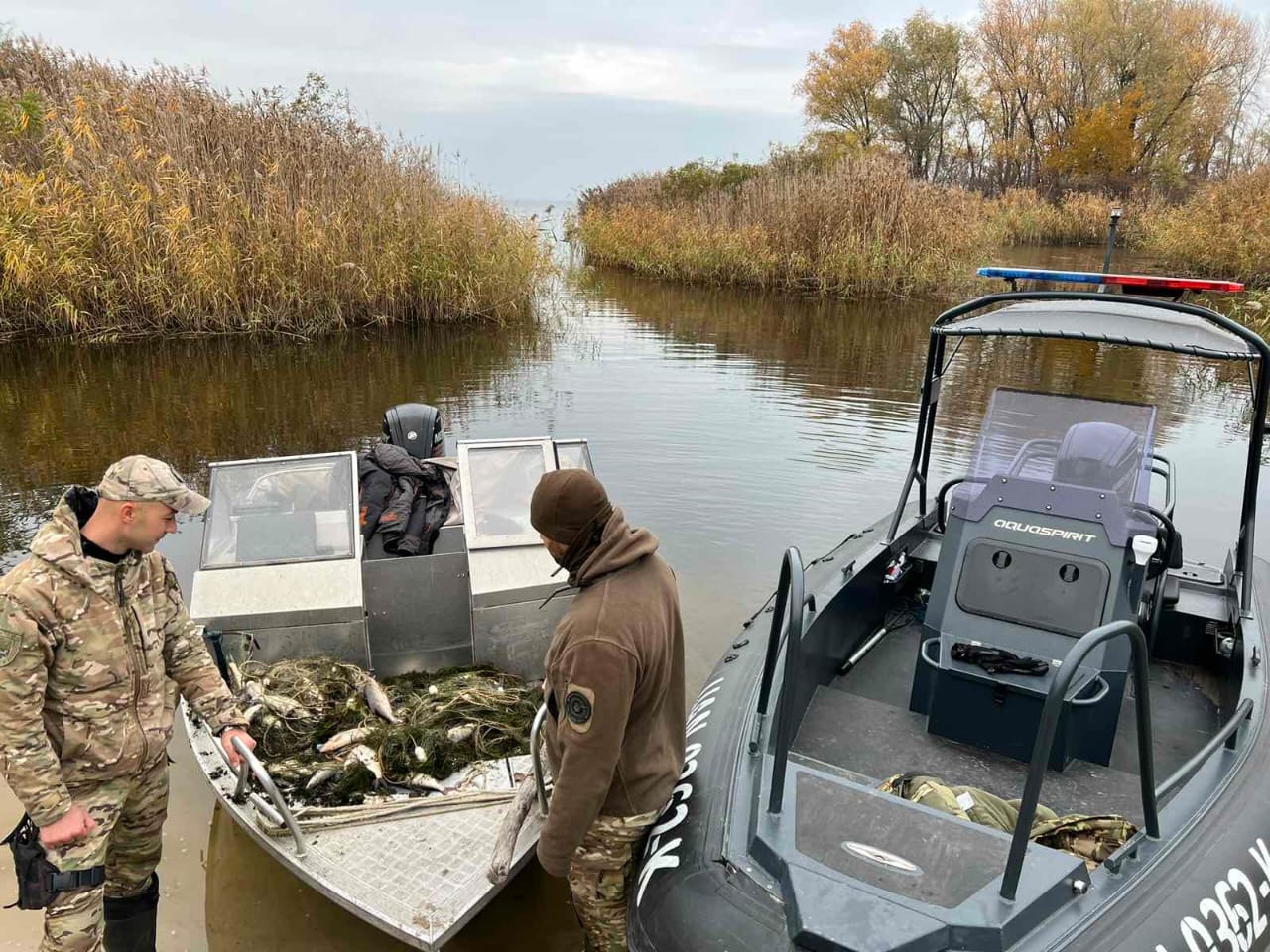 човен з правоохоронцями