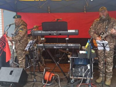 військові виступають на сцені