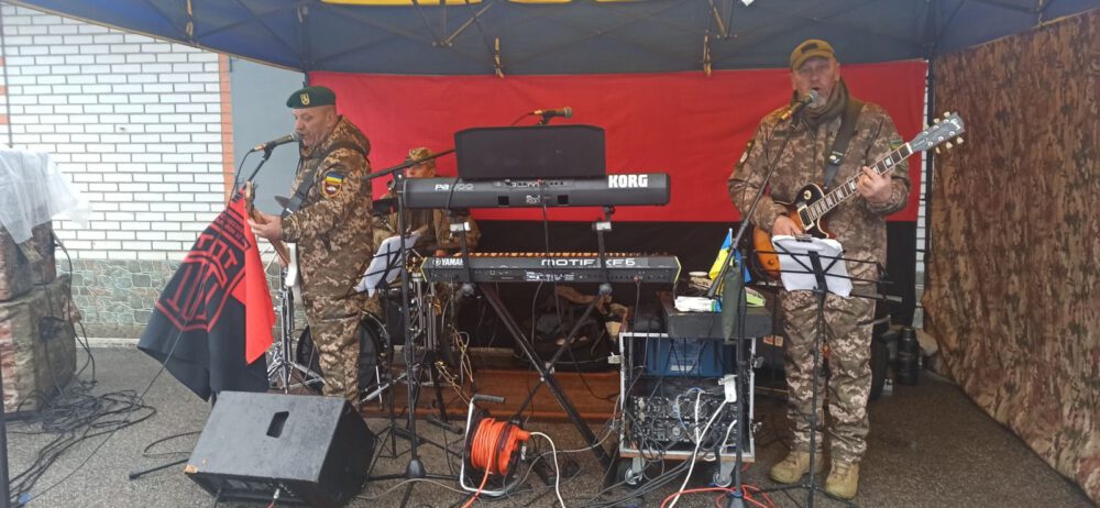 військові виступають на сцені