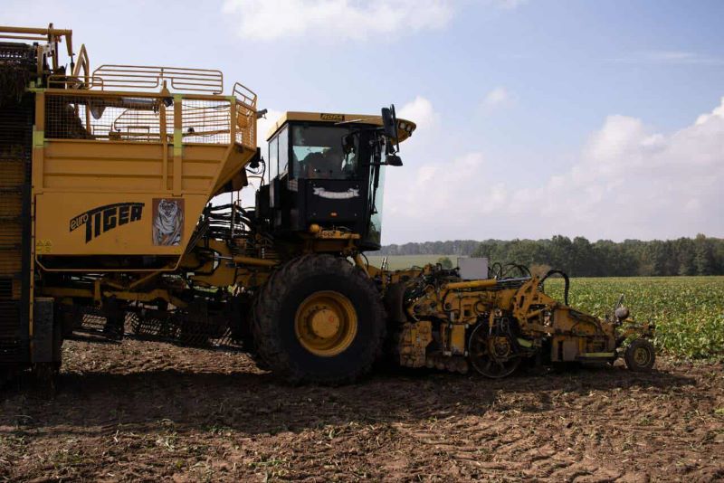 трактор в полі