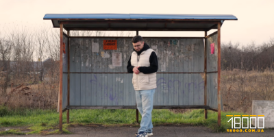 Чоловік на зупинці