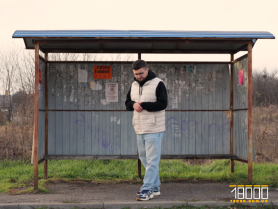 Чоловік на зупинці