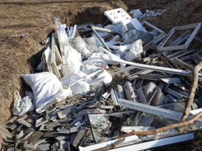 мішки зі сміттям у лісі неподалік Черкас