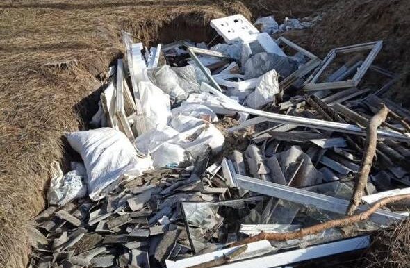 мішки зі сміттям у лісі неподалік Черкас