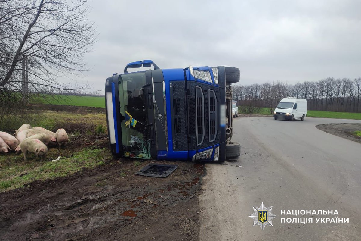 Перекинулась вантажівка