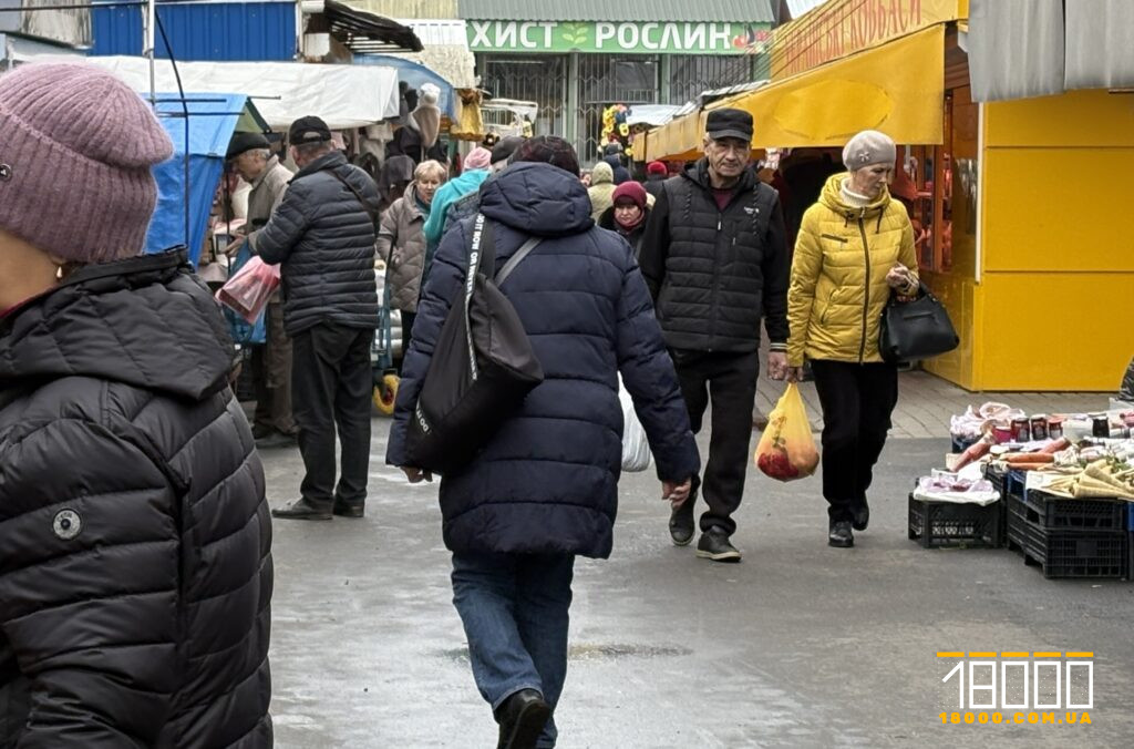 перехожі на базарі