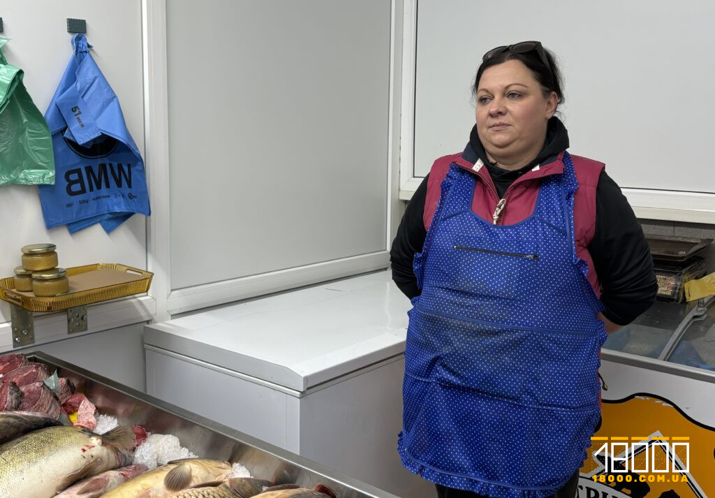 продавчиня у рибному ряду