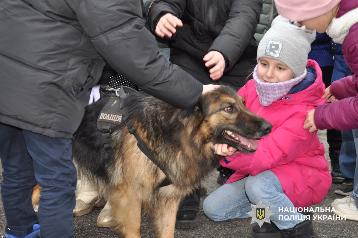 Діти гладять чотирилапого помічника кінолога