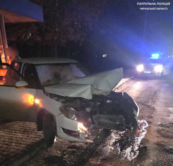 Водій в’їхав у зупинку громадського транспорту в Черкасах (ФОТО)