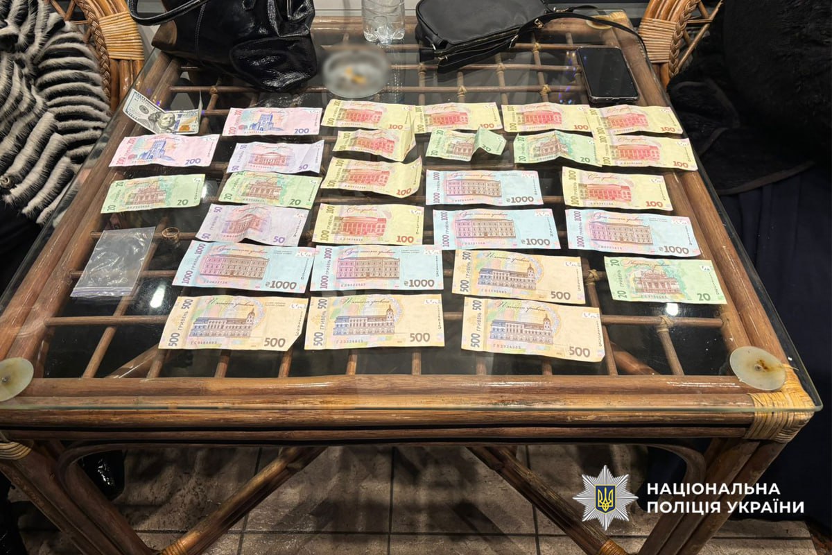 Гроші на столі