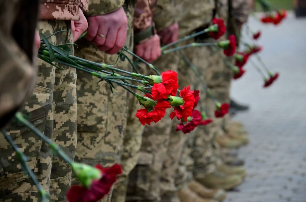 військові з квітами
