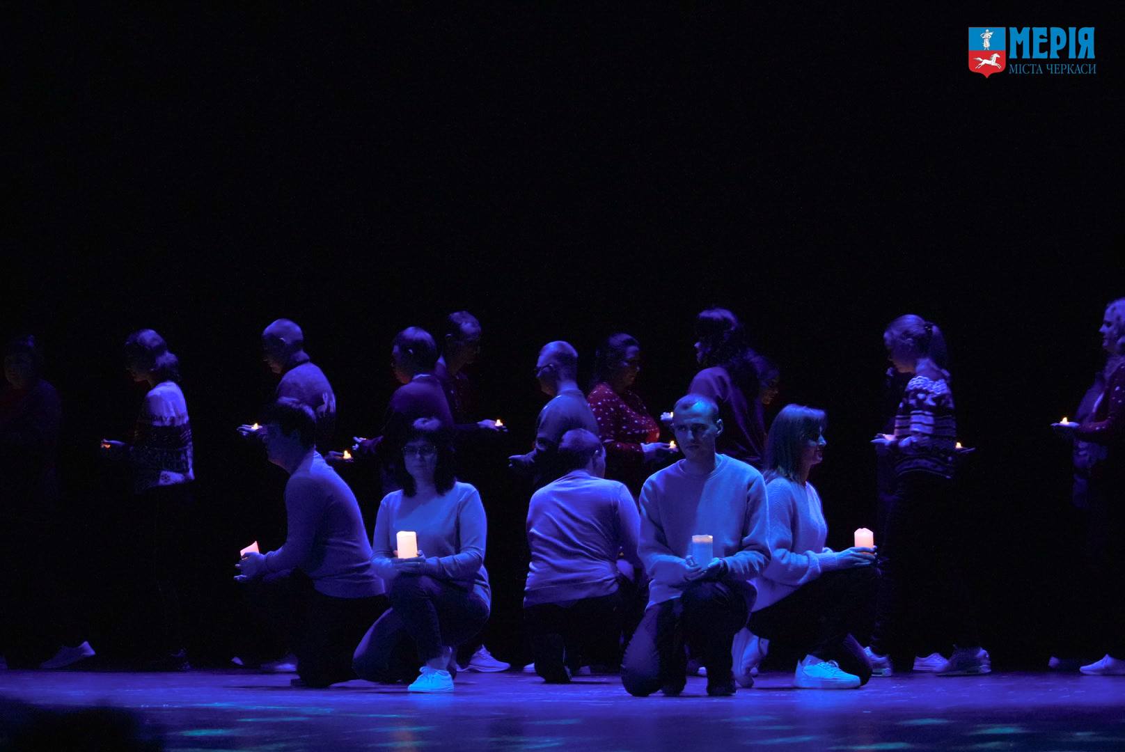 діти на сцені 