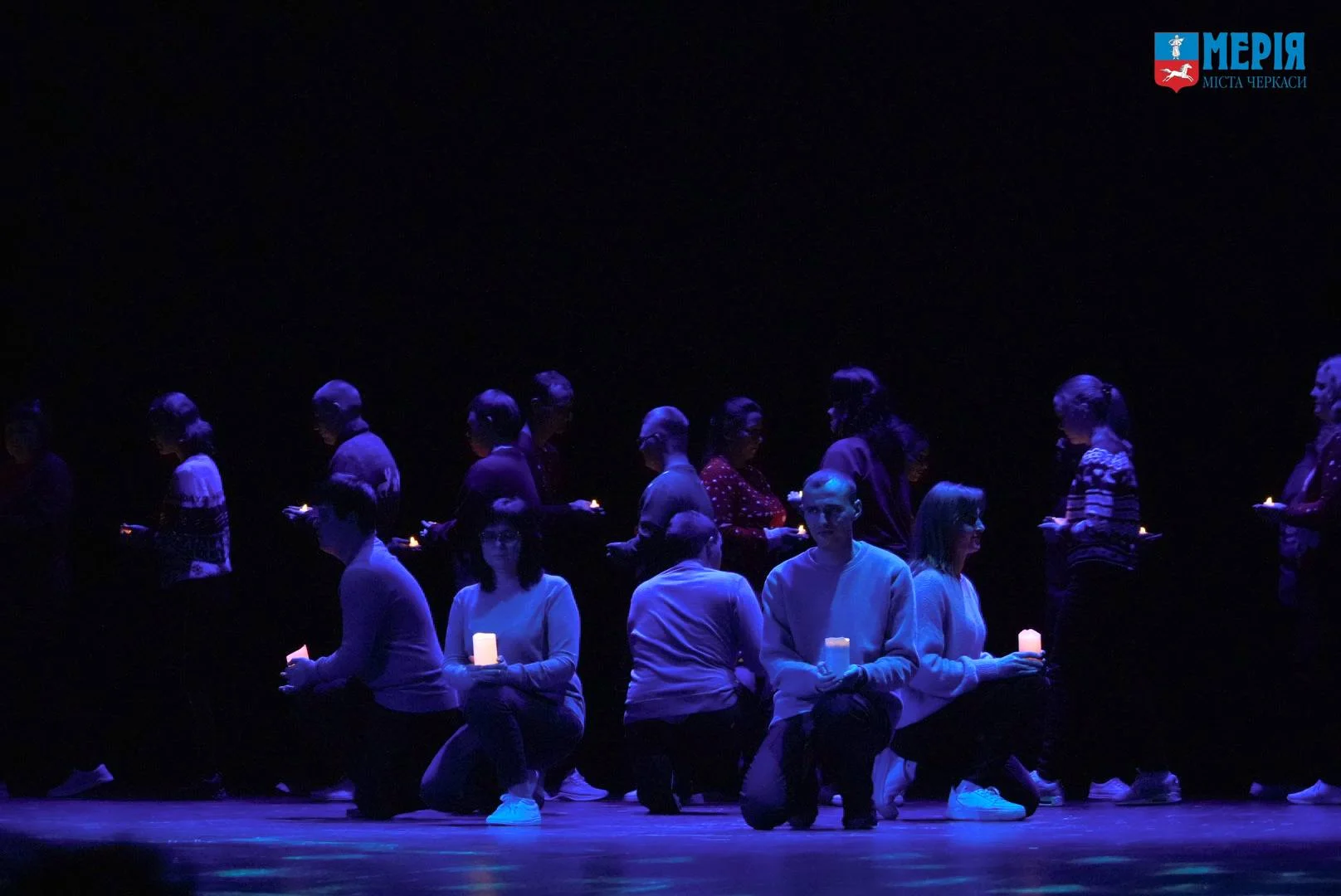 діти на сцені