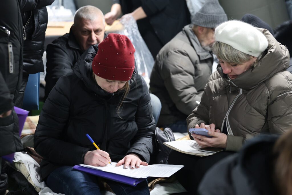 люди в пункті незламності