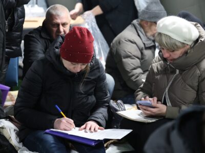 люди в пункті незламності