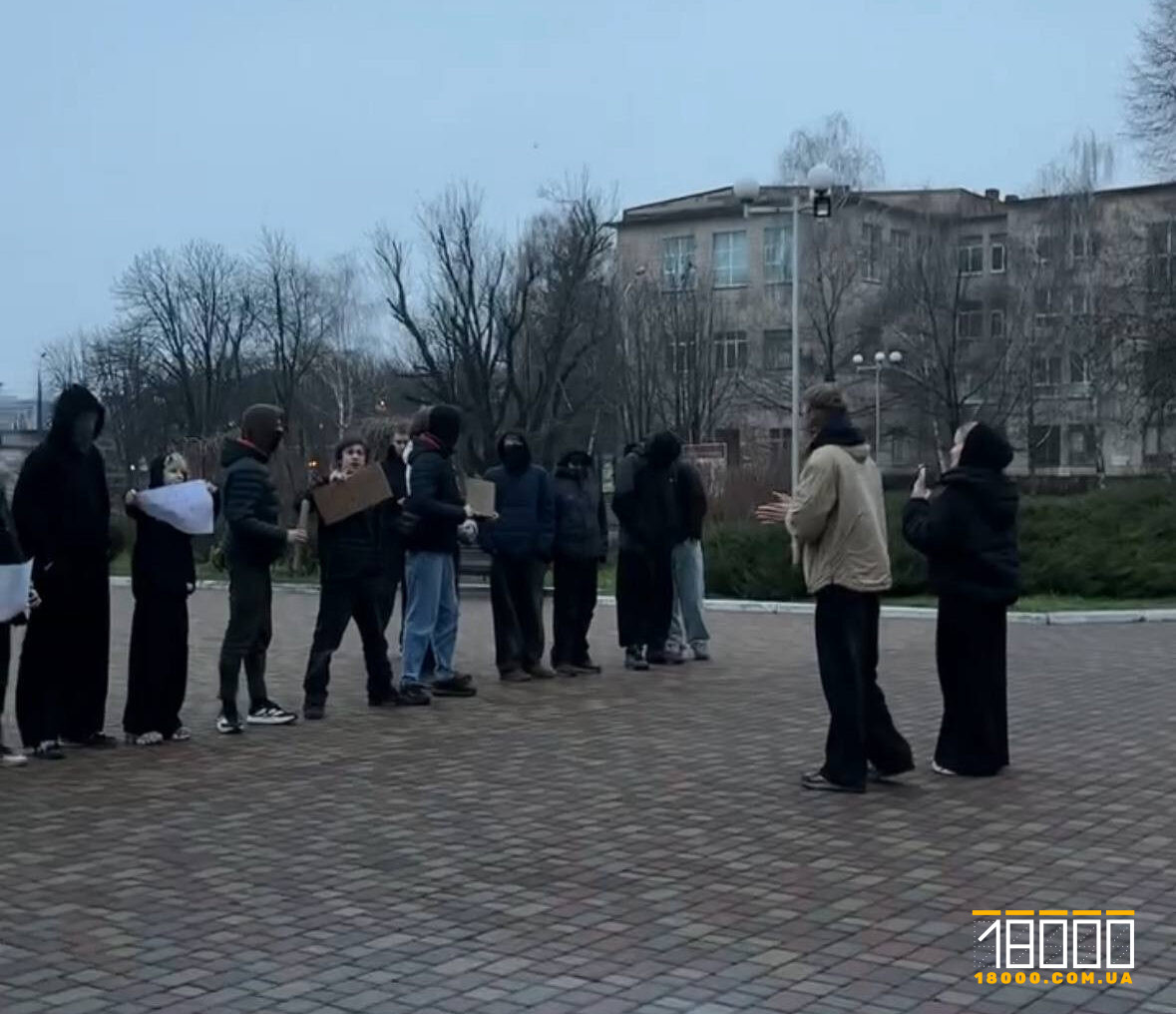 Невідомі на площі біля ЧНУ