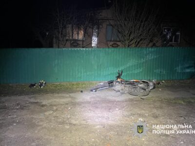 паркан та мотоцикл