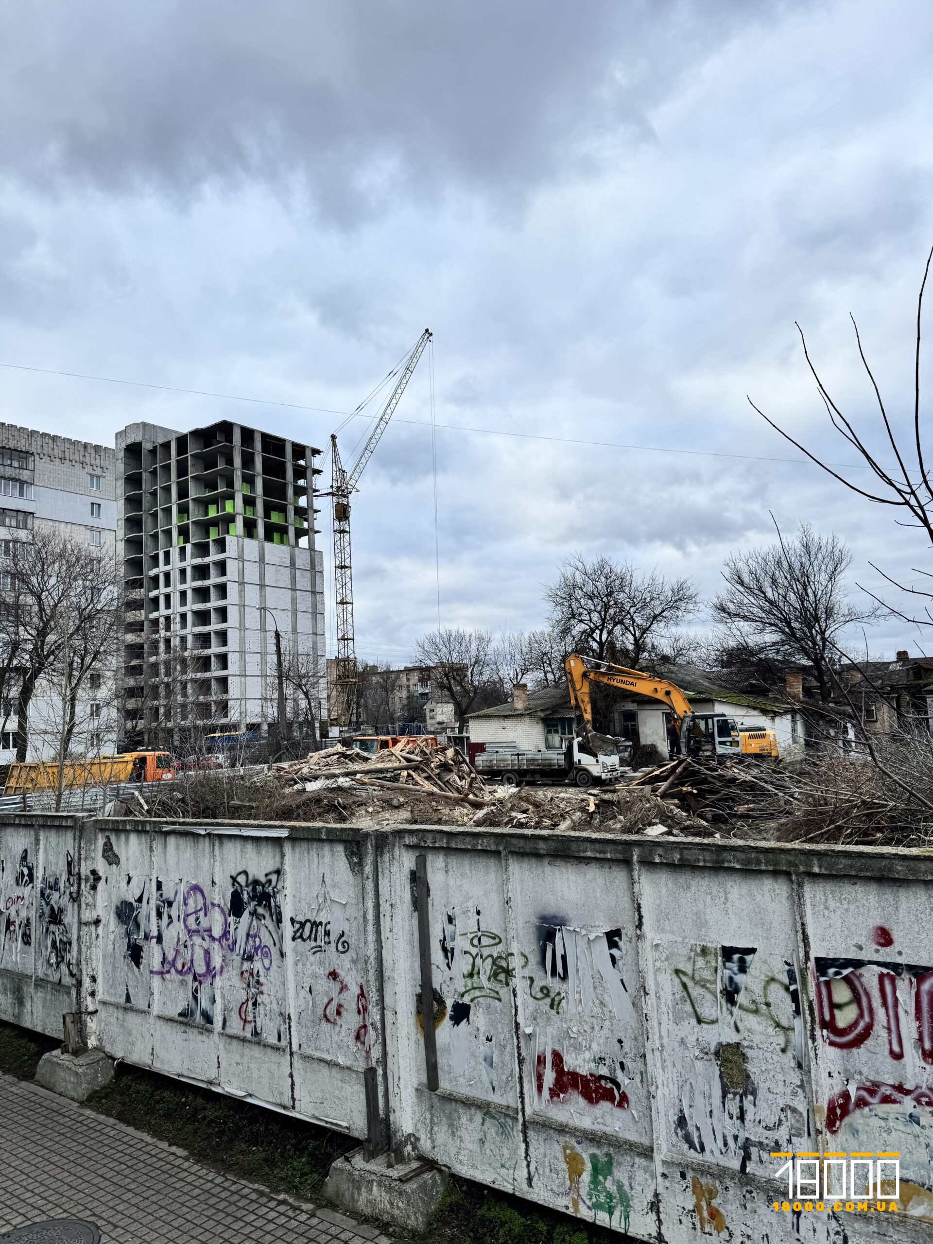 Будівельне сміття на місці будинку 