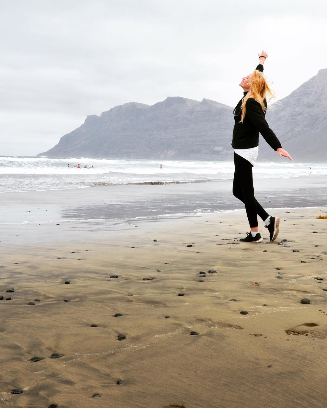 Дівчина біля моря