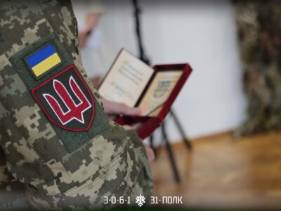 Військовий тримає орден