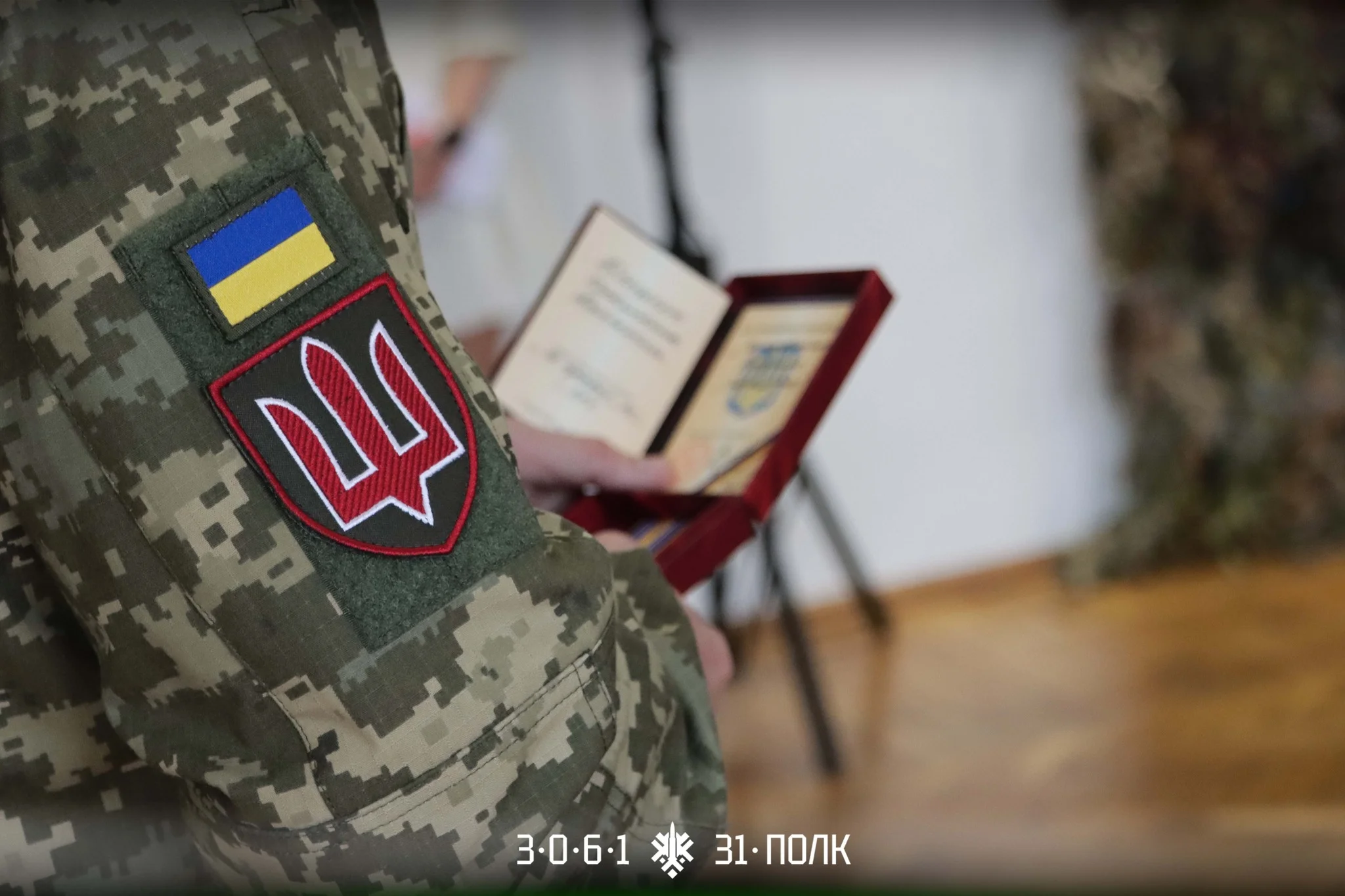 Військовий тримає орден