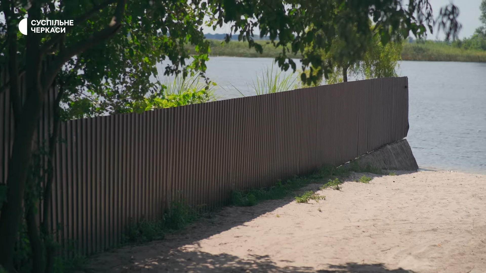 Паркан біля маєтку Володимира Олійника