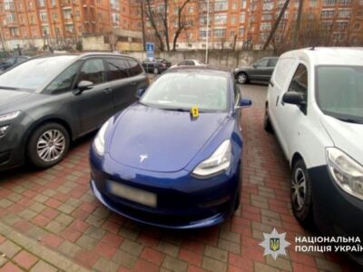 прикарковані автівки