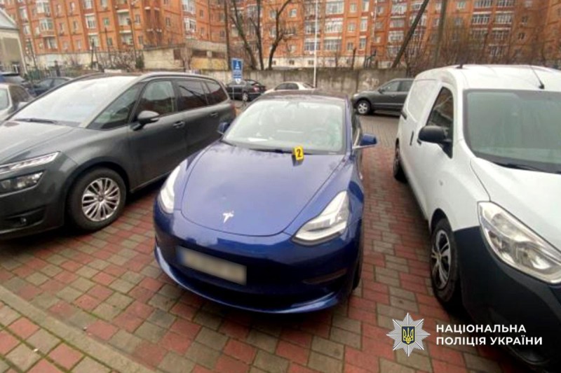 прикарковані автівки