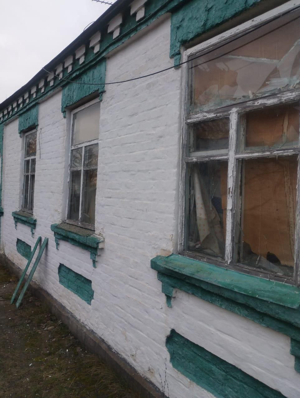 вибиті вікна у будинку