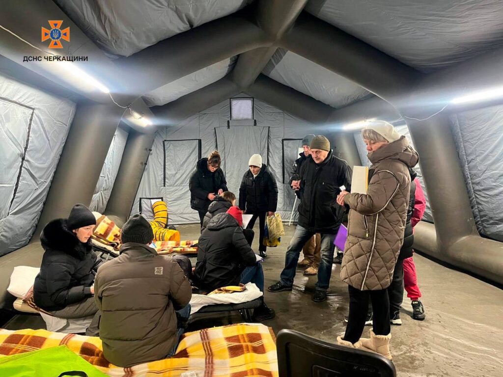 люди в пунктах незламності