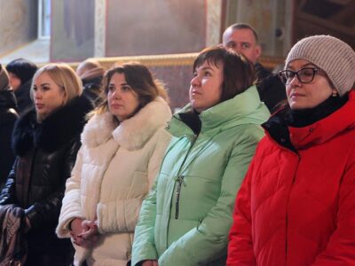 віряни в церкві