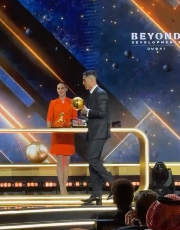 Черкащанка вручила престижну нагороду Кріштіану Роналду (ФОТО)