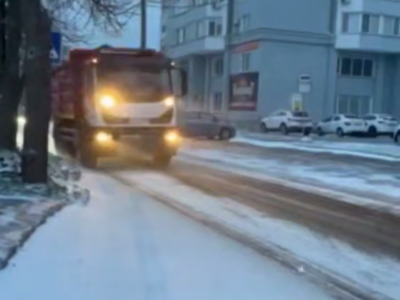 Техніка чистить сніг