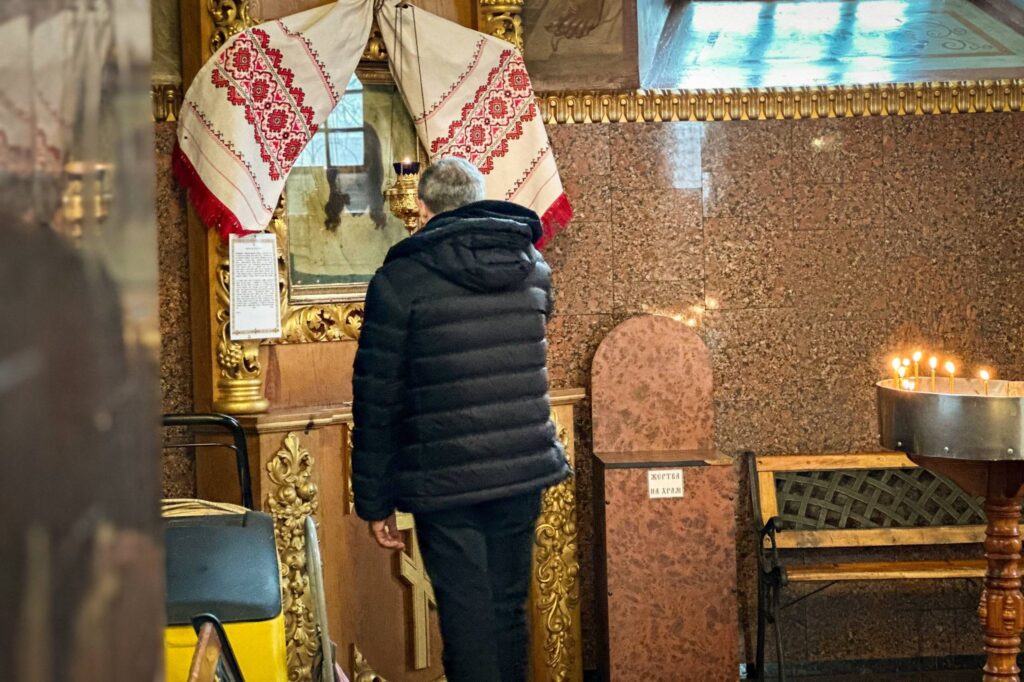 вірянин у храмі