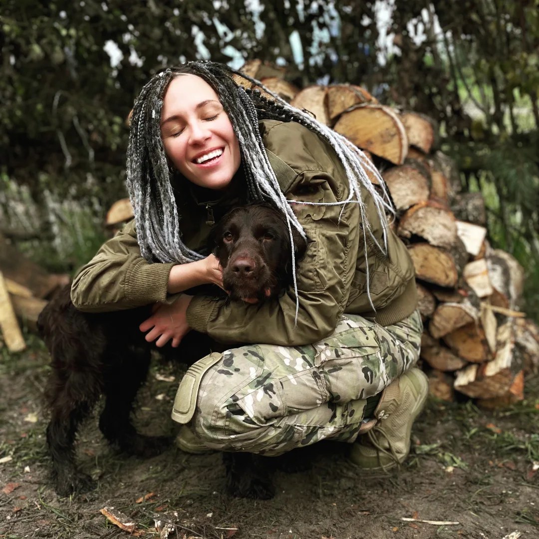 Військова з песиком