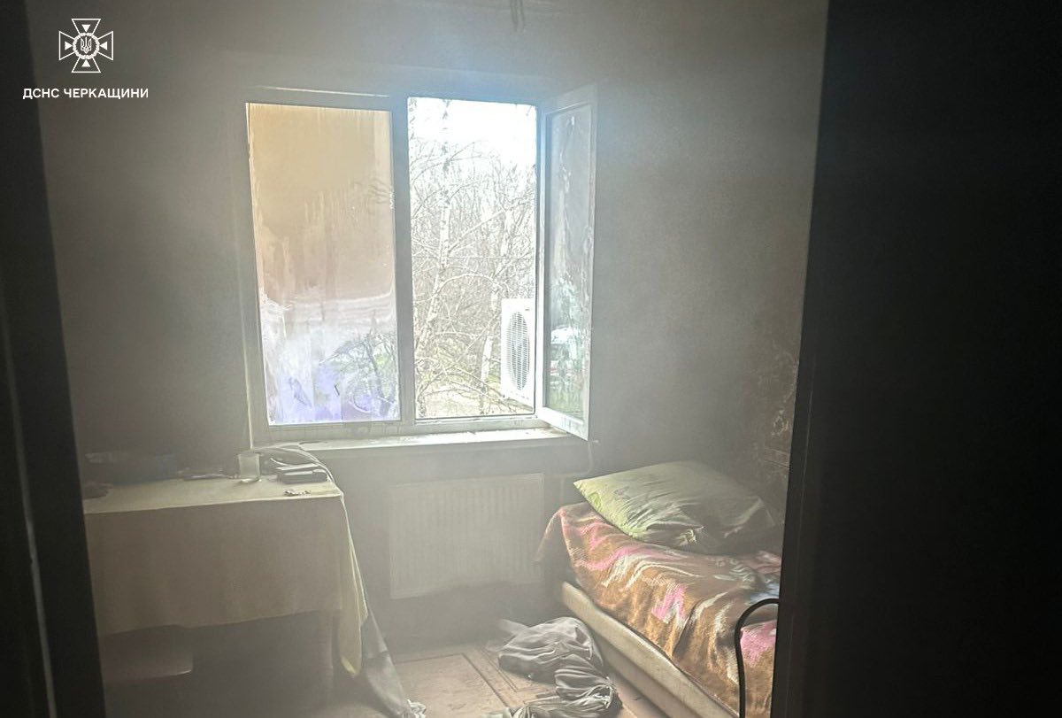 У Черкасах сталася пожежа в багатоповерхівці: врятували трьох мешканців (ФОТО)