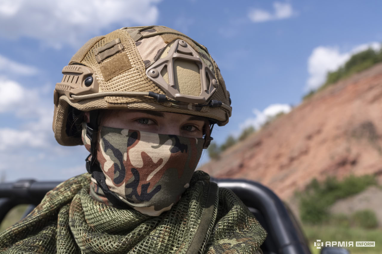 Жінка-військова