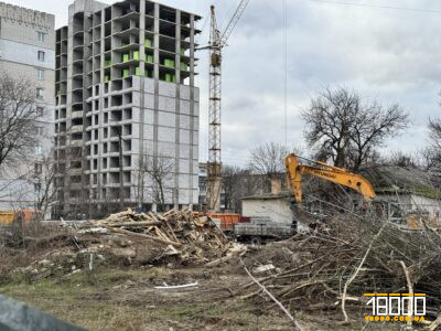 Знесення будинку біля багатоповерхівки