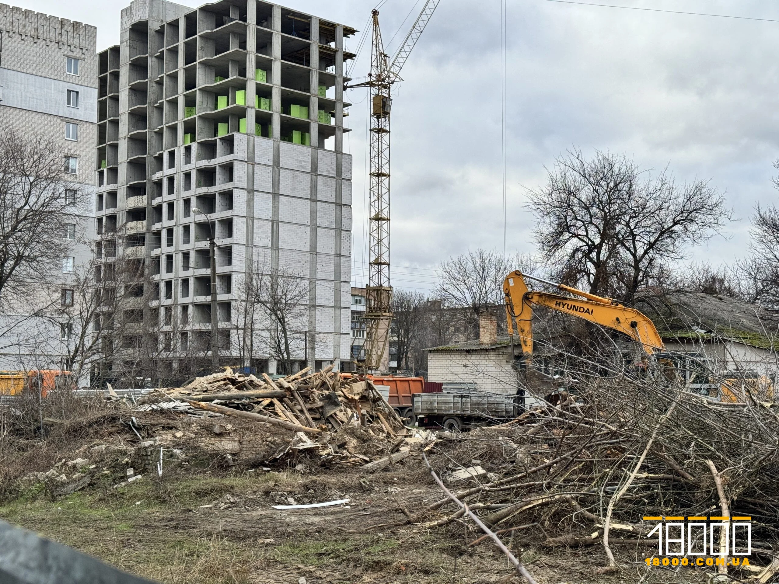 Знесення будинку біля багатоповерхівки