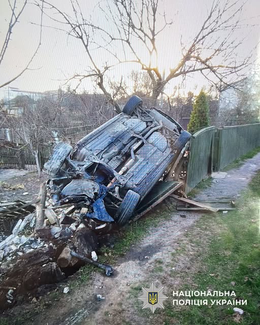 «Мазда» влетіла в паркан та перекинулася у Золотоноші (ФОТО)
