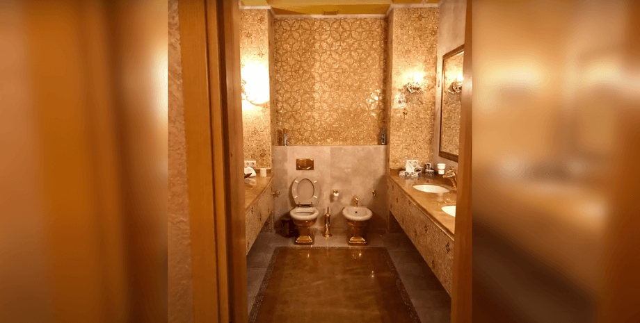 Золотий унітаз