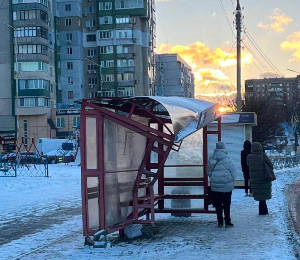 В одному з районів Черкас водій наїхав на зупинку громадського транспорту (ФОТО)