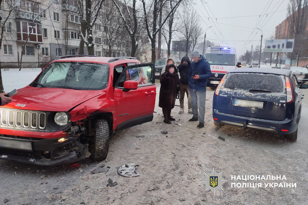 «Форд» збив жінку у Черкасах, а потім виїхав на зустрічну та зіткнувся із «Джипом»