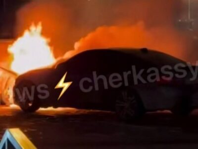 автівка загорілася