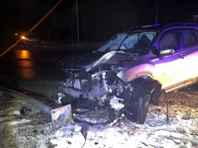 Автівка, яка знесла опору