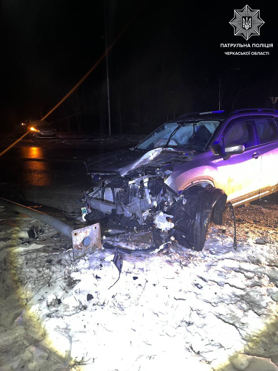 Автівка, яка знесла опору